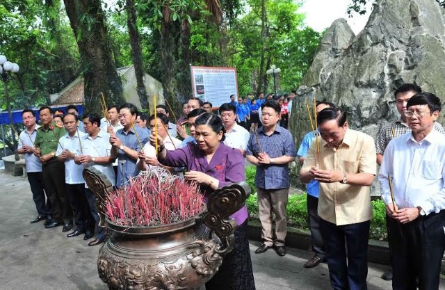 Phó Chủ tịch Thường trực Quốc hội Tòng Thị Phóng thăm, dâng hương tại Khu di tích 27/7, ATK Định Hóa và nói chuyện chuyên đề về Chủ tịch Hồ Chí Minh tại Thái Nguyên